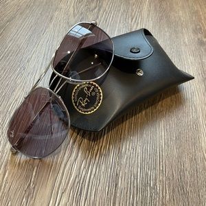 Woman’s rayban sunglasses